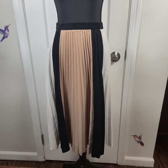 Plains & Prints Colorblock Pleated Midi Skirt Size 2 Beige Black White - Picture 2 of 5